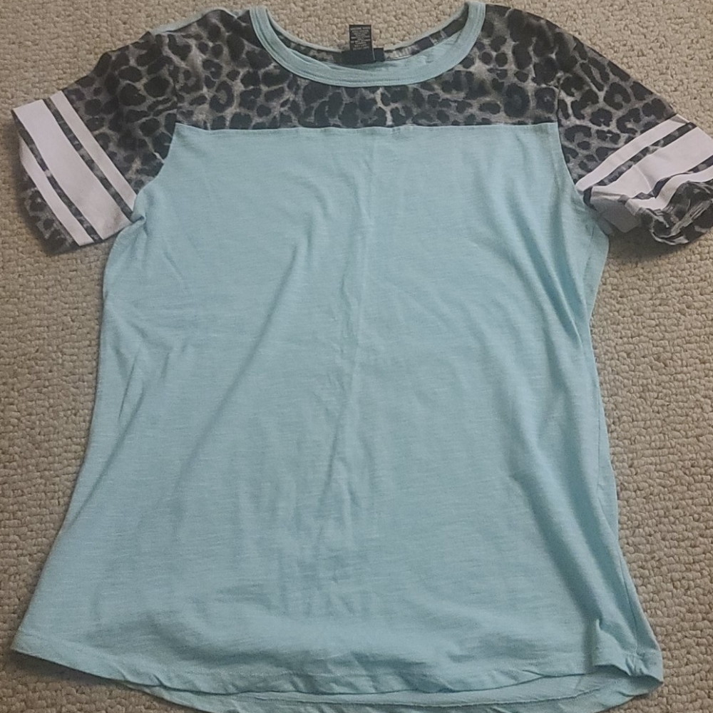 Blue short sleeve shirt with snow leopard